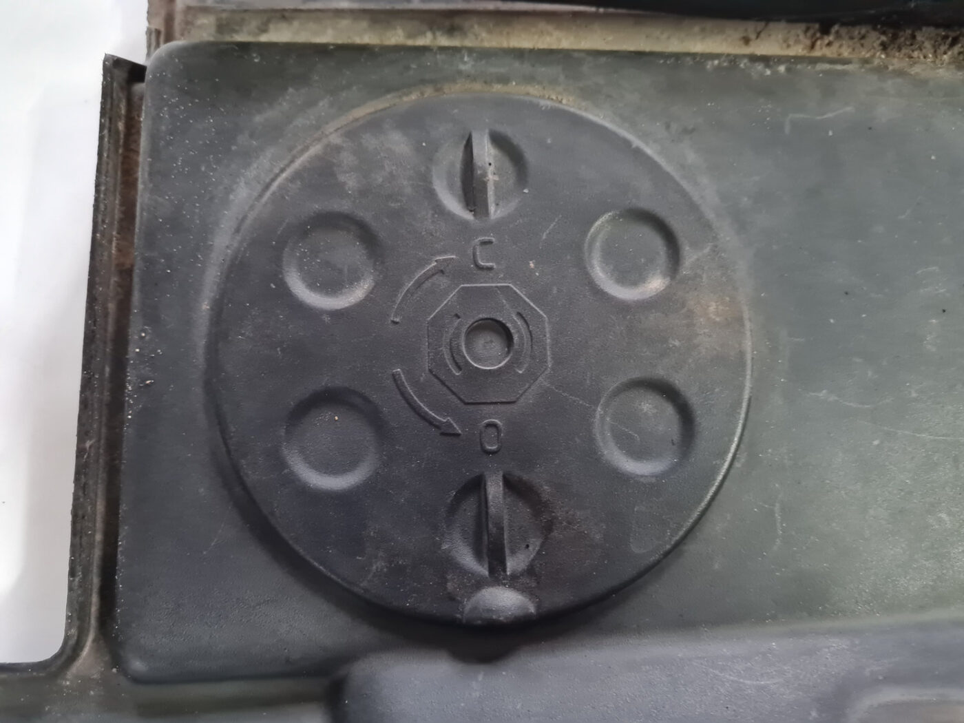 Vējstikla uzlikas (deflektora) režģis priekš VOLVO XC 60 2009 10 Vējstikla uzlikas (deflektora) režģis priekš VOLVO XC 60 2009