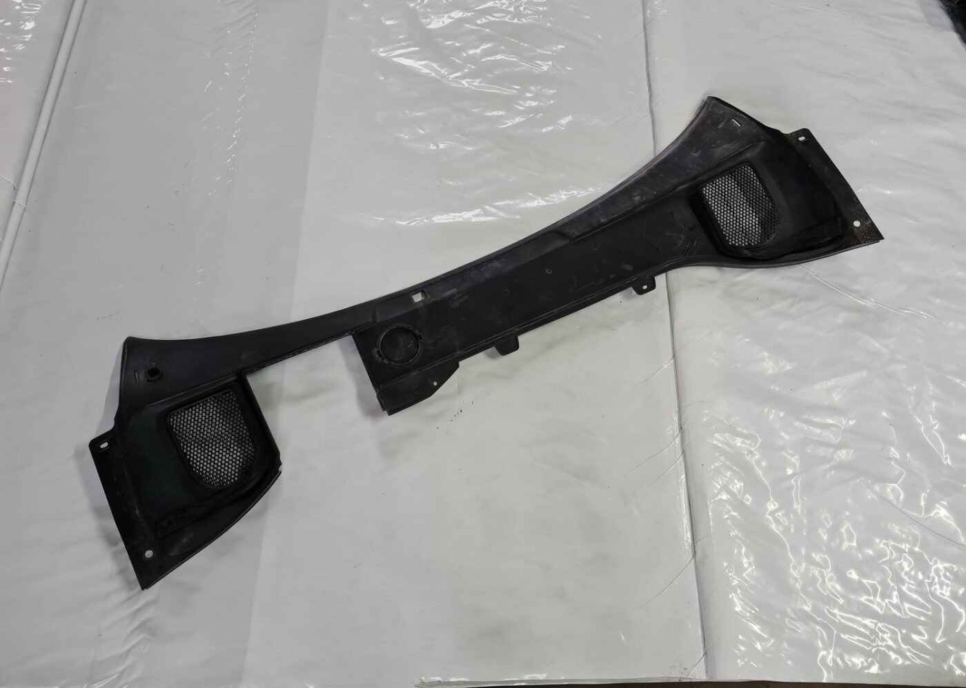 Vējstikla uzlikas (deflektora) režģis priekš VOLVO XC 60 2009 9 Vējstikla uzlikas (deflektora) režģis priekš VOLVO XC 60 2009