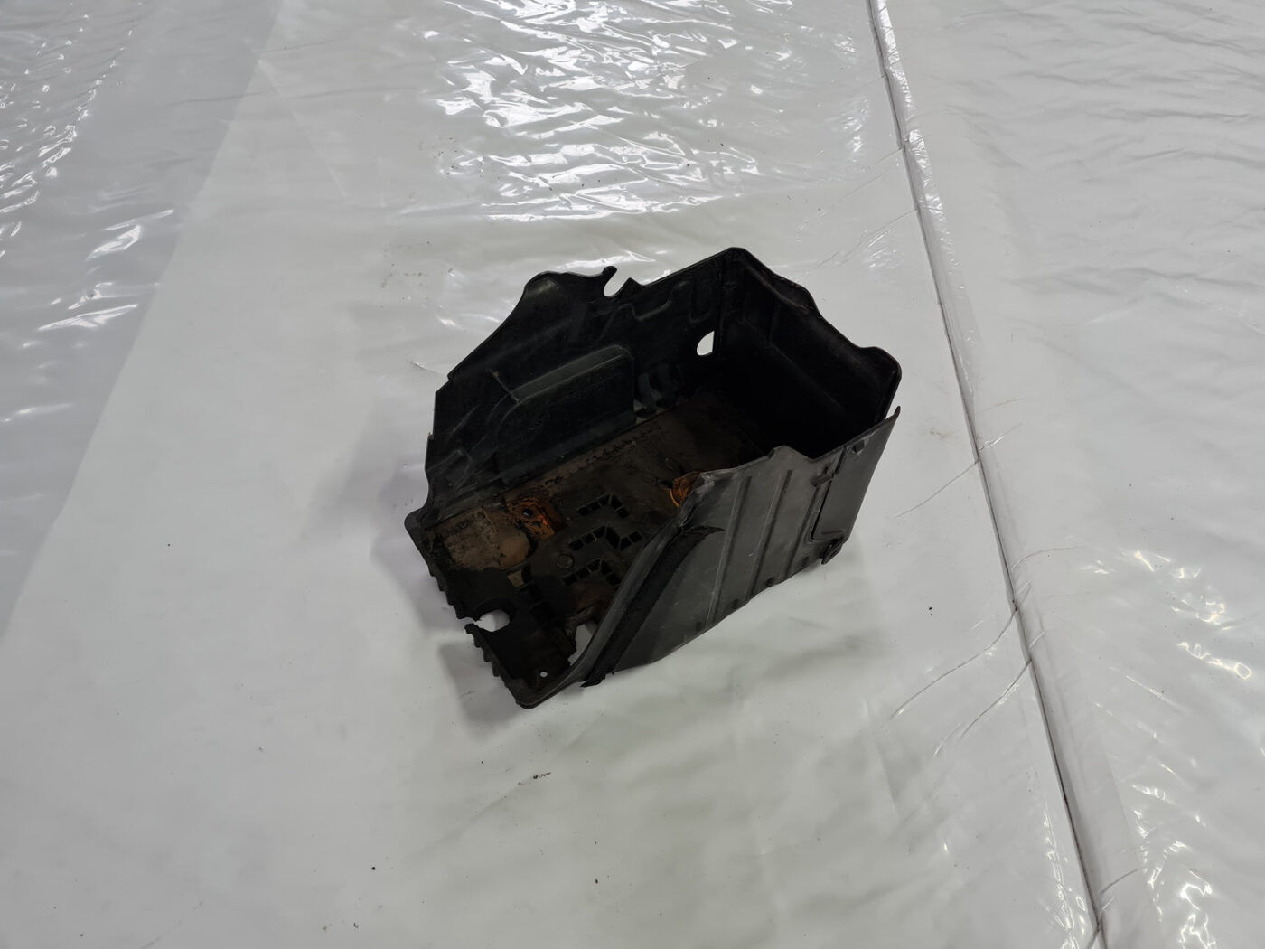 Akumulatora stiprināšanas korpuss priekš VOLVO XC 60 2009 1 Akumulatora stiprināšanas korpuss priekš VOLVO XC 60 2009