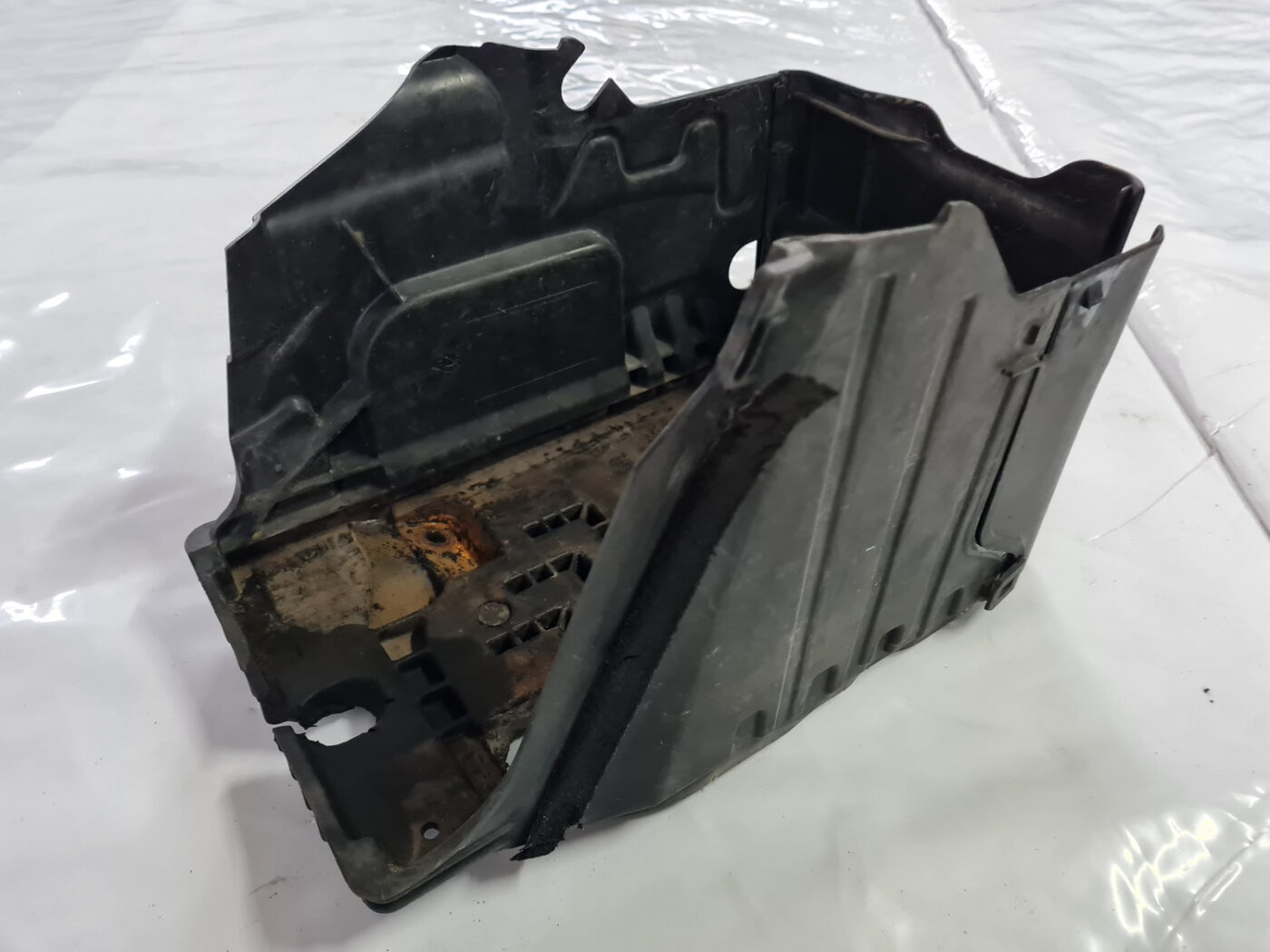 Akumulatora stiprināšanas korpuss priekš VOLVO XC 60 2009 8 Akumulatora stiprināšanas korpuss priekš VOLVO XC 60 2009