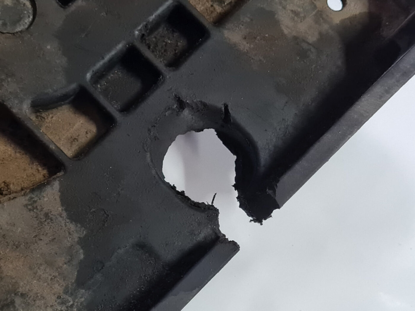 Akumulatora stiprināšanas korpuss priekš VOLVO XC 60 2009 6 Akumulatora stiprināšanas korpuss priekš VOLVO XC 60 2009