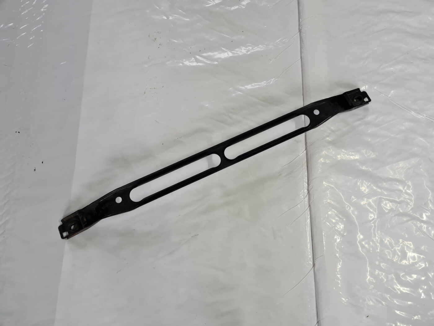 Priekšējā šķērseniskā sija priekš VOLVO XC 60 2009 1 Priekšējā šķērseniskā sija priekš VOLVO XC 60 2009