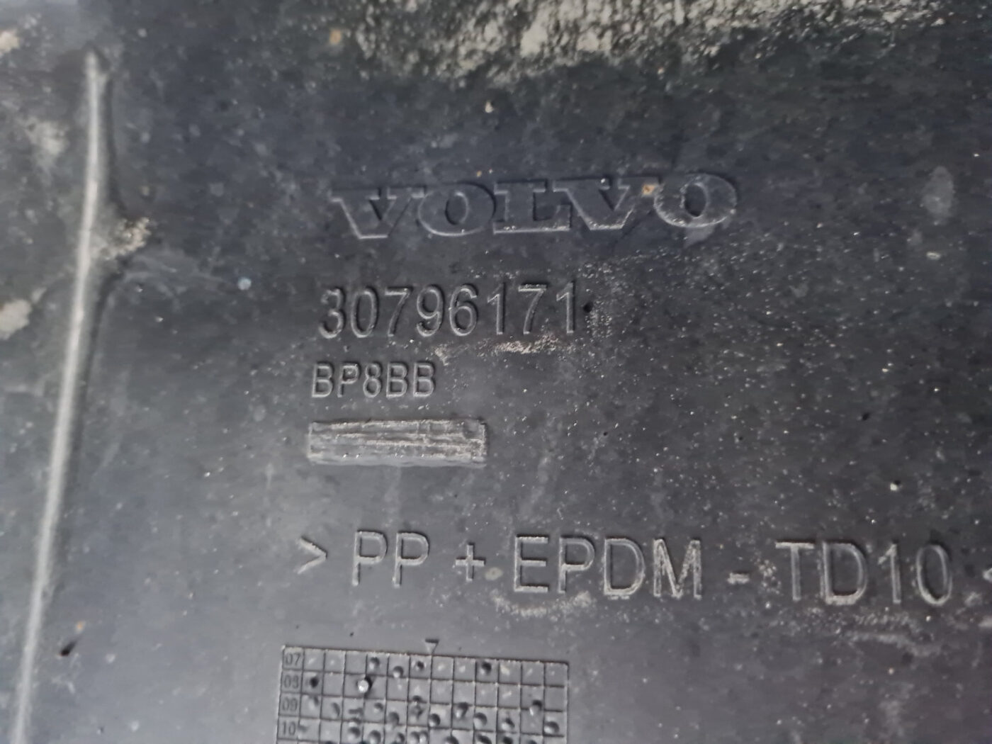 Aizmugures buferis priekš VOLVO XC 60 2009 5 Aizmugures buferis priekš VOLVO XC 60 2009