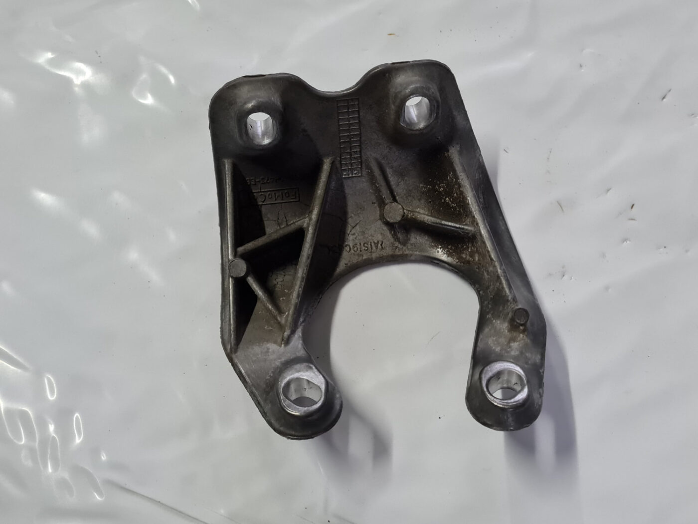 Pārnesumkārbas kronšteins priekš VOLVO XC 60 2009 2 Pārnesumkārbas kronšteins priekš VOLVO XC 60 2009