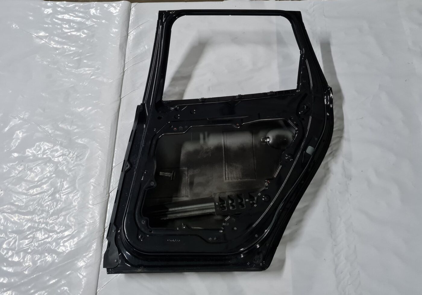 Aizmugurējās labās durvis priekš VOLVO XC 60 2009 8 Aizmugurējās labās durvis priekš VOLVO XC 60 2009