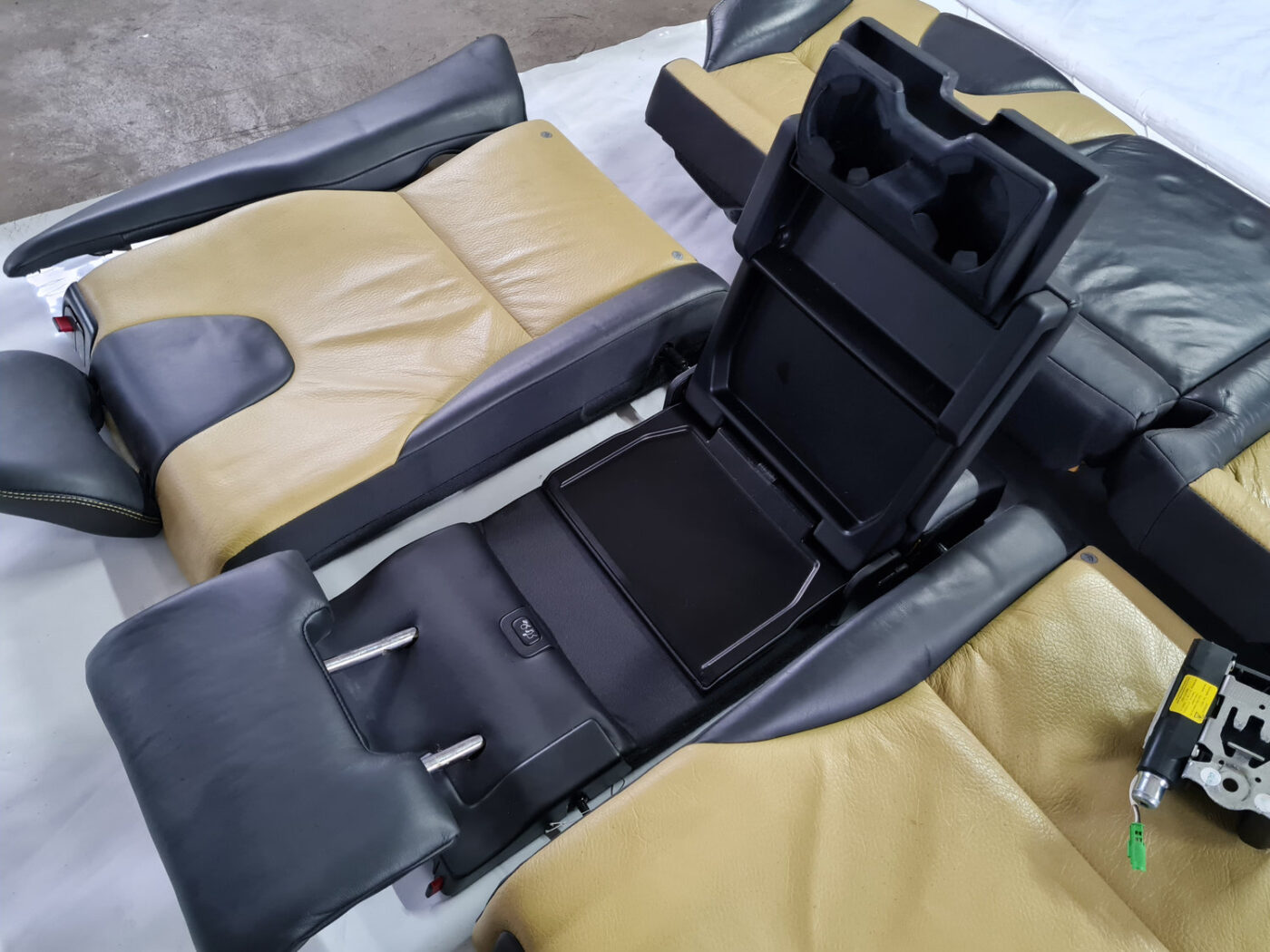 Aizmugurējais sēdeklis priekš VOLVO XC 60 2009 11 Aizmugurējais sēdeklis priekš VOLVO XC 60 2009