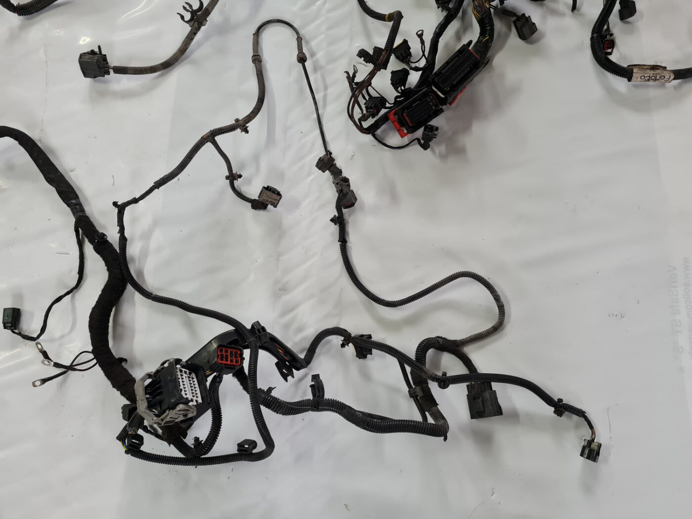 Dzinēja vadi priekš VOLVO XC 60 2009 2 Dzinēja vadi priekš VOLVO XC 60 2009