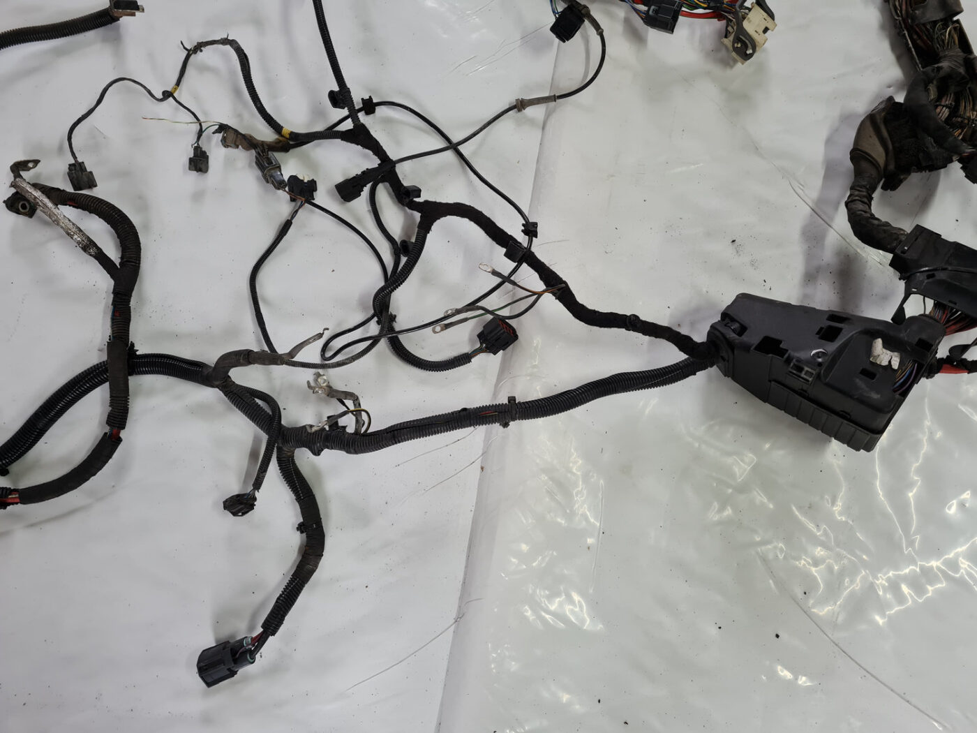 Dzinēja vadi priekš VOLVO XC 60 2009 12 Dzinēja vadi priekš VOLVO XC 60 2009