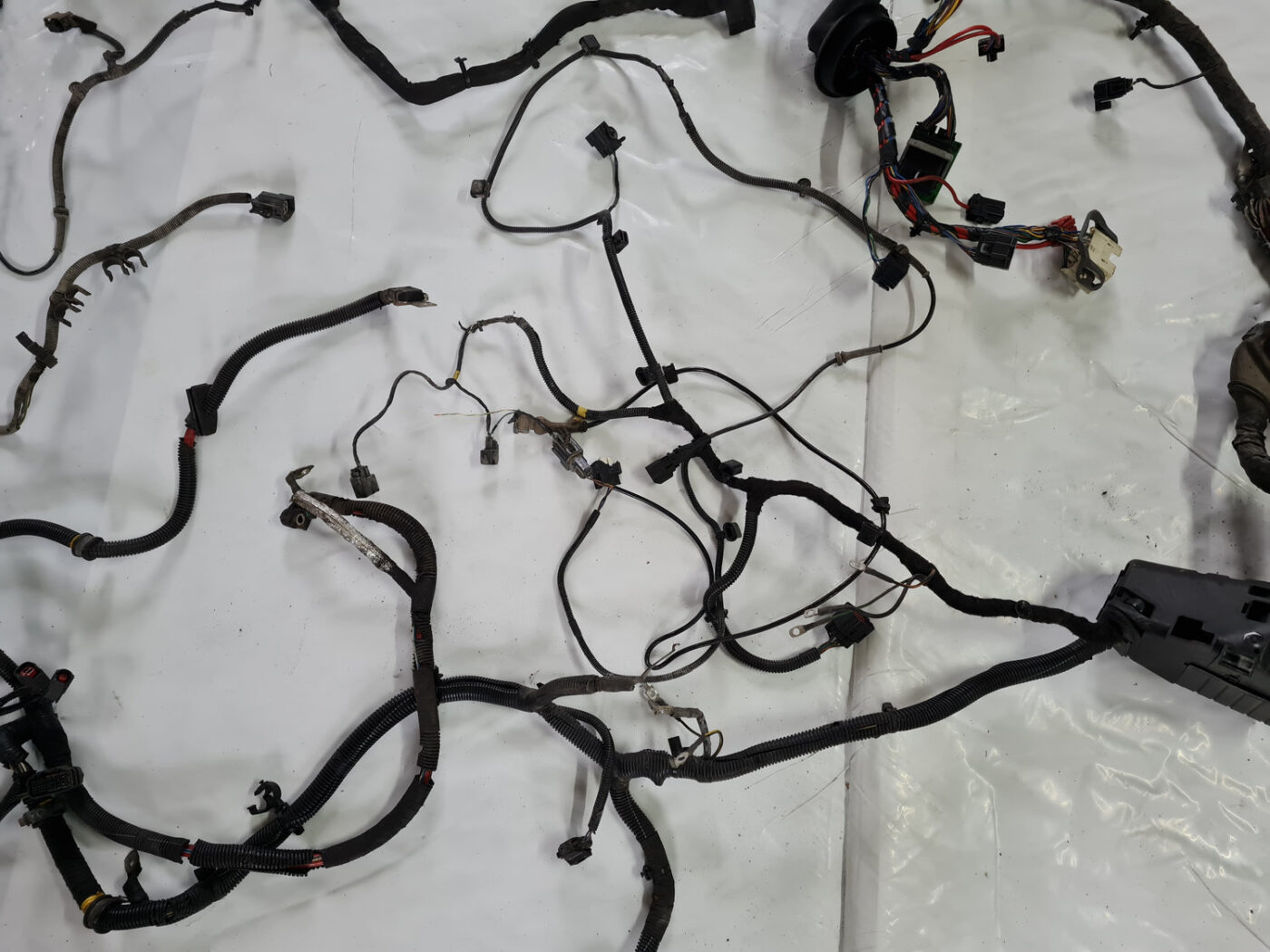 Dzinēja vadi priekš VOLVO XC 60 2009 11 Dzinēja vadi priekš VOLVO XC 60 2009