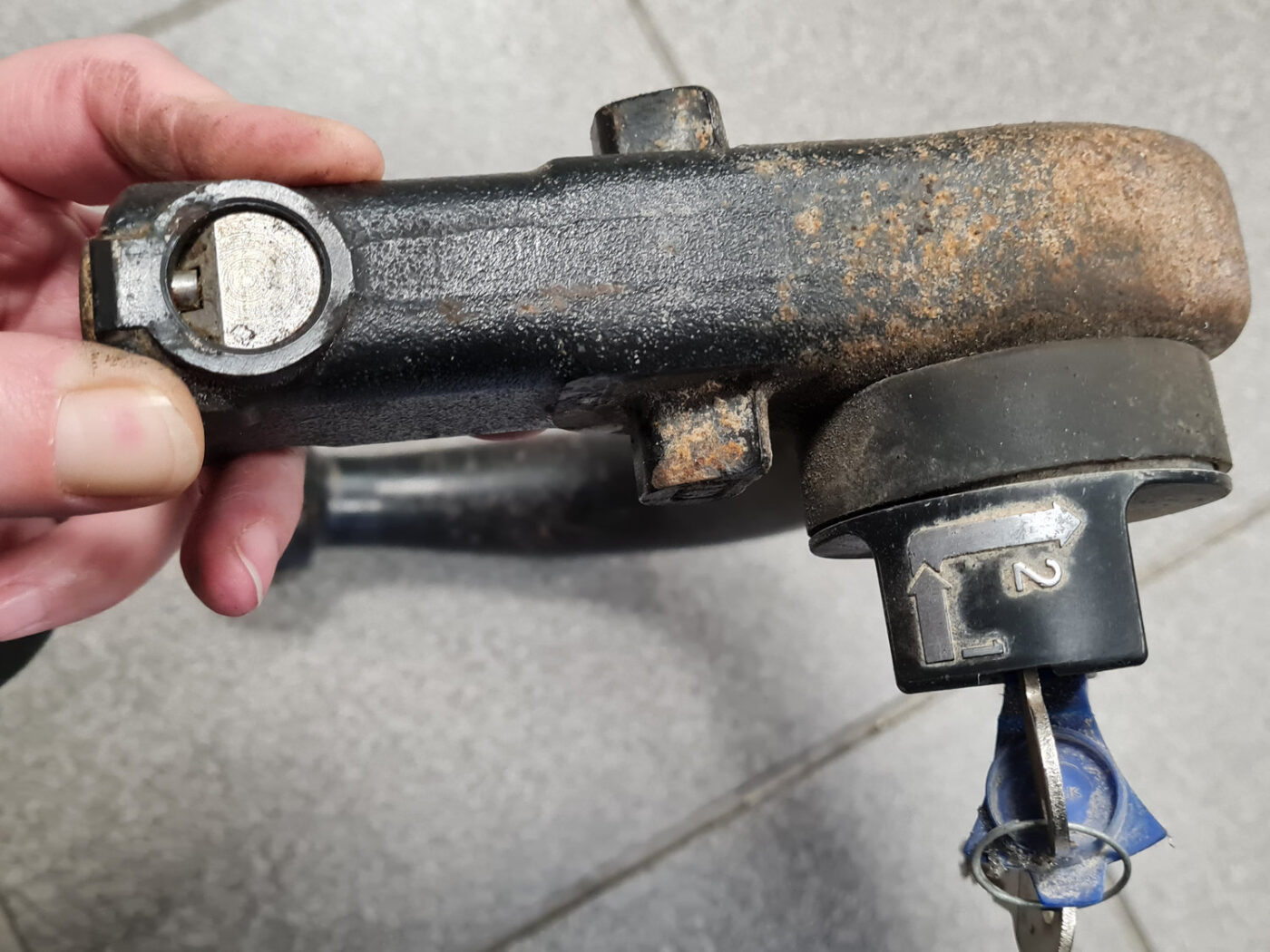 Sakabes ierīce (āķis) priekš BMW 525D E61 2007 TOURING BLACK 3 Sakabes ierīce (āķis) priekš BMW 525D E61 2007 TOURING BLACK